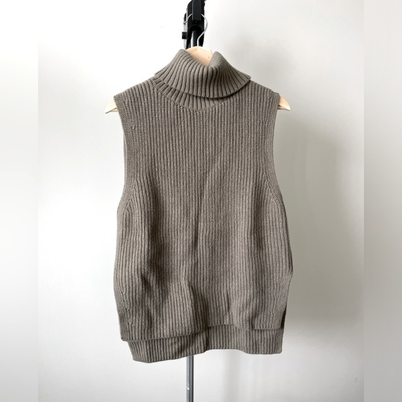 Like New Uniqlo Cotton Wool Turtle-neck Vest - Picture 1 of 4